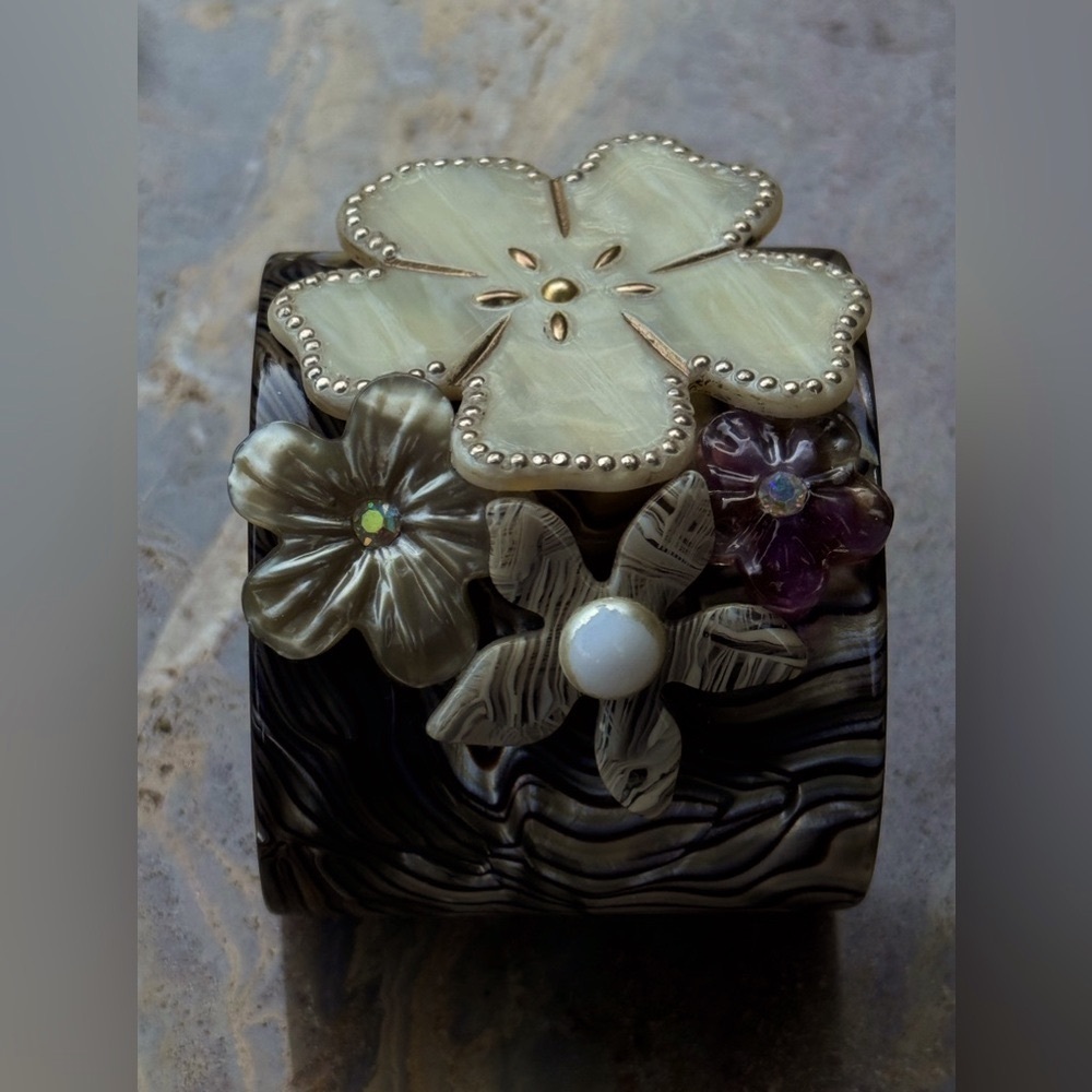 Vintage Bakelite like stunning flower and mother of pearl cuff bracelet - Picture 10 of 11